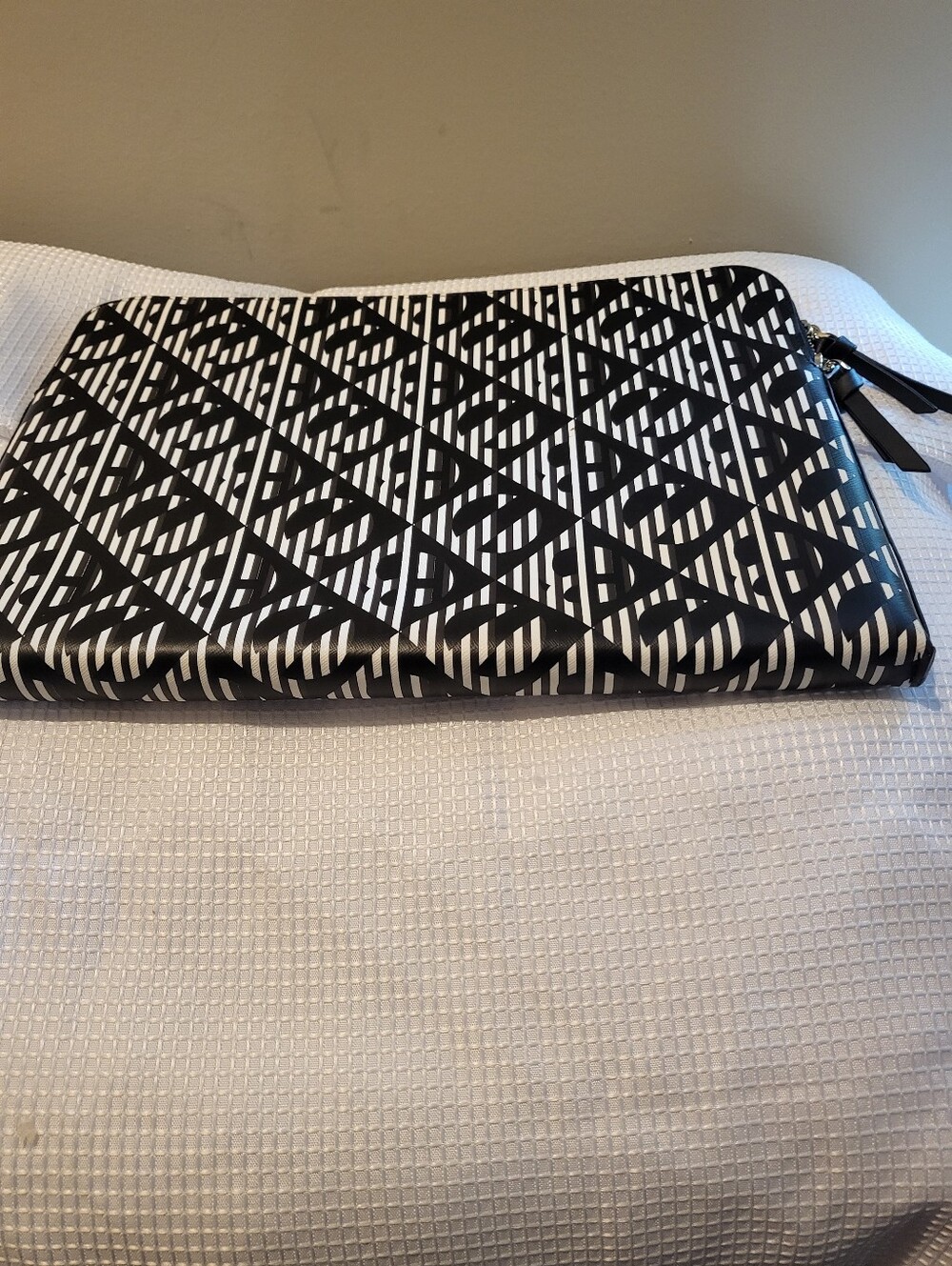 Henri Bedel Monochrome Geometric Large Zip Pouch - Picture 4 of 13